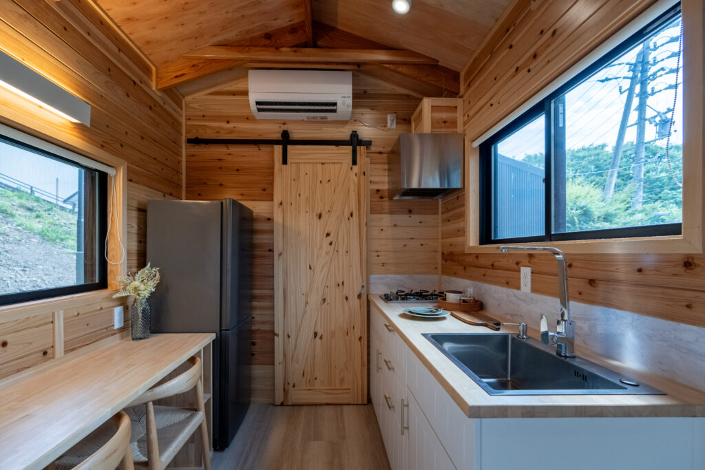The kitchen has a full-size fridge-freezer, a hob and plenty on workspace. Image: ikigaico.jp