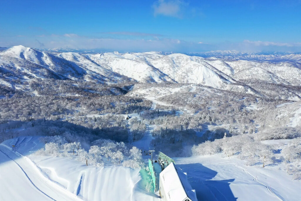 The view from the top of the gondola at Kiroro, looking down the Asari Dynamic course. Image: kiroro.co.jp