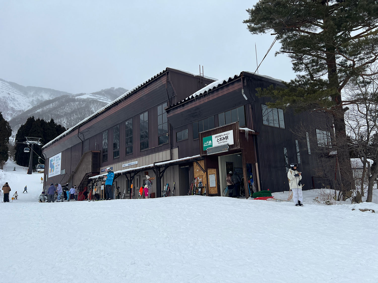 The non-existent queue for the gondola at 11am on a Monday in February.