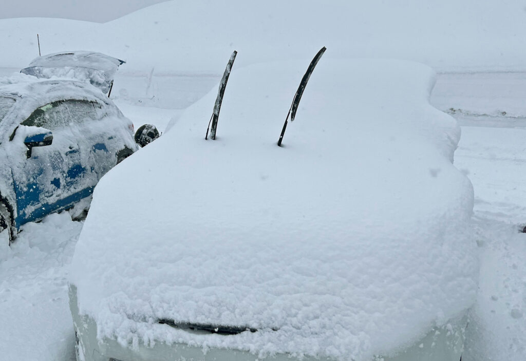 Many cars got stuck exiting the car park at Akakura Kano when we visited