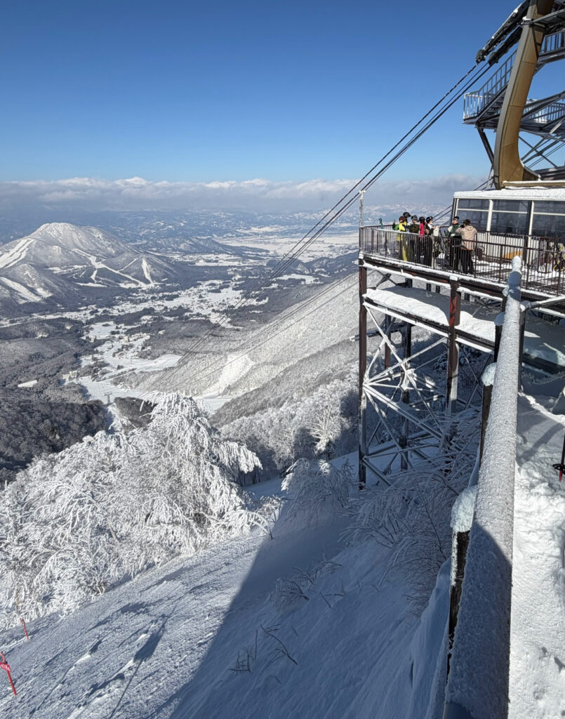 The top of the ropeway at Ryuoo and the entry point to 1,000m of vert